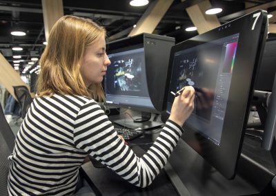 Henkilö piirtää digitaalisesti.