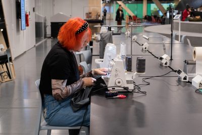 Ihminen ompelee saumurilla.